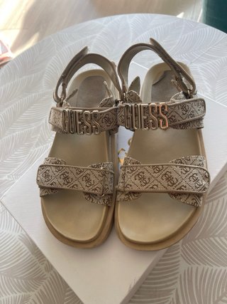 Sandalias Guess Beige y Marrón