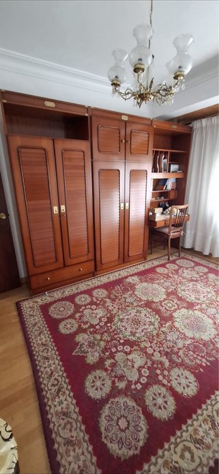 Armario de madera  con escritorio y cama plegable