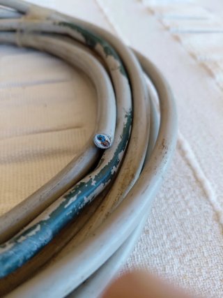 Cable de corriente gris