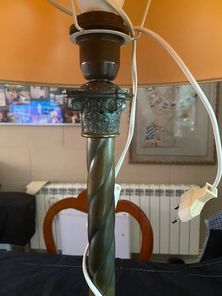 Lámpara de metal dorada y verde