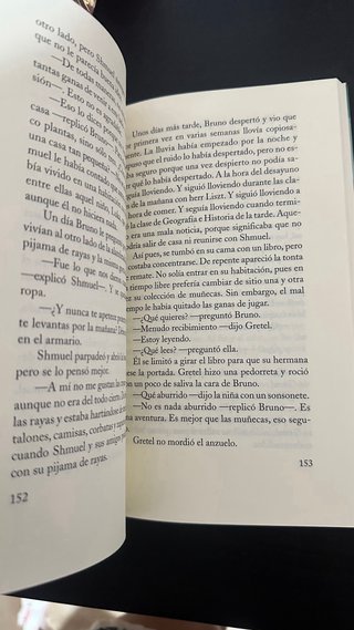 El niño con el pijama de rayas