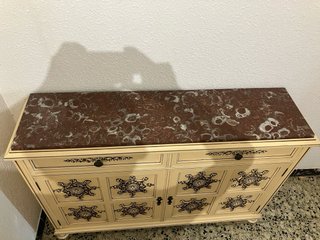 Cómoda clásica de madera y mármol