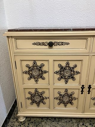 Cómoda clásica de madera y mármol