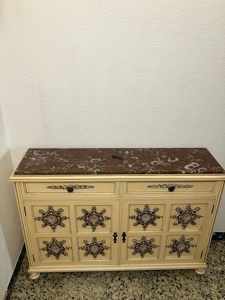 Cómoda clásica de madera y mármol