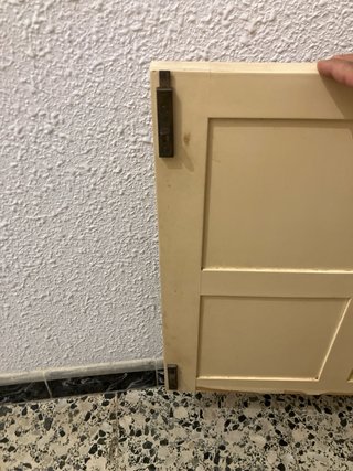 Cómoda clásica de madera y mármol