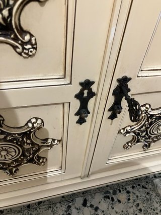 Cómoda clásica de madera y mármol