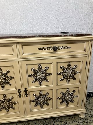 Cómoda clásica de madera y mármol