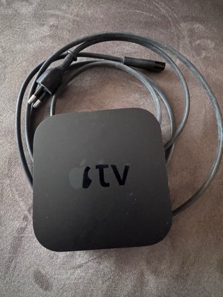 Apple TV Negro con Mando Blanco