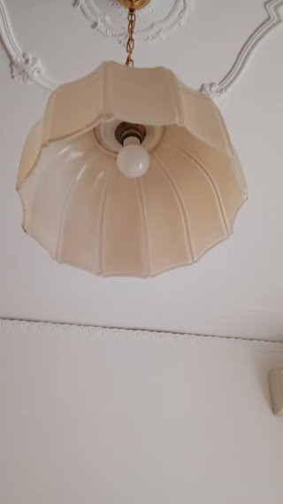 Lampadario beige in vetro e metallo dorato