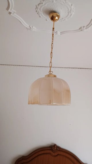 Lampadario beige in vetro e metallo dorato