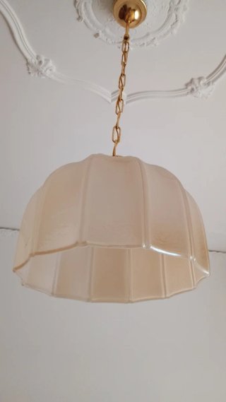 Lampadario beige in vetro e metallo dorato