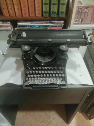 Máquina de escribir Hispano-Olivetti