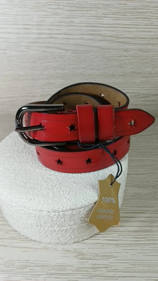 Cinturón de cuero rojo con estrellas