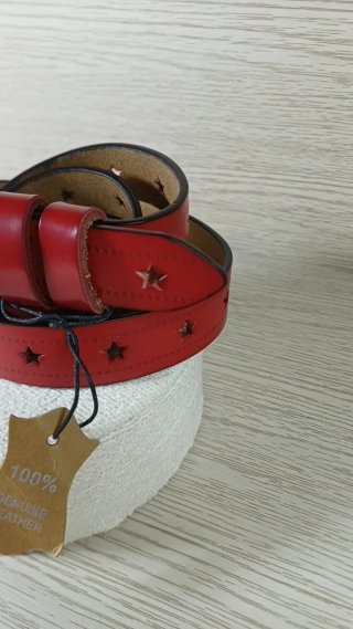 Cinturón de cuero rojo con estrellas