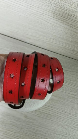 Cinturón de cuero rojo con estrellas