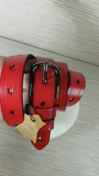 Cinturón de cuero rojo con estrellas