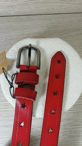 Cinturón de cuero rojo con estrellas