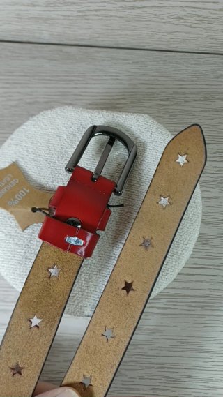 Cinturón de cuero rojo con estrellas