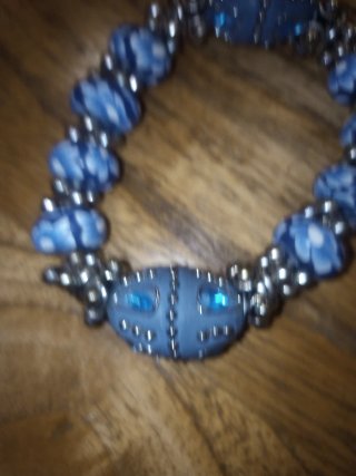 Pulsera azul y plateada con abalorios