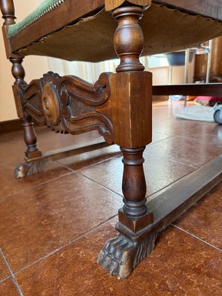Antica poltrona in legno intagliato da restaurare