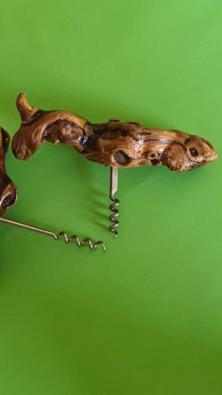 Dos sacacorchos de madera de raiz de vid