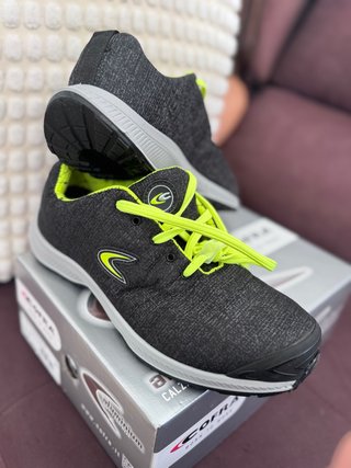 Zapatos de seguridad Cofra negros y grises
