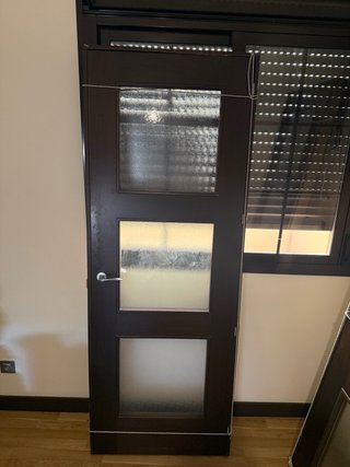 Puerta madera maciza con cristales