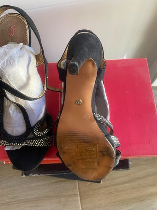 Zapatos de tacón negros y plateados