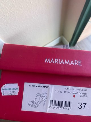 Zapatos de tacón negros y plateados