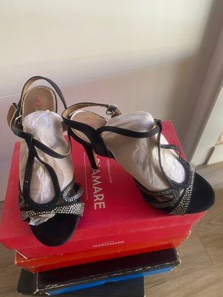 Zapatos de tacón negros y plateados