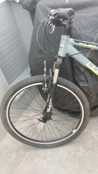 Bicicleta de montaña gris