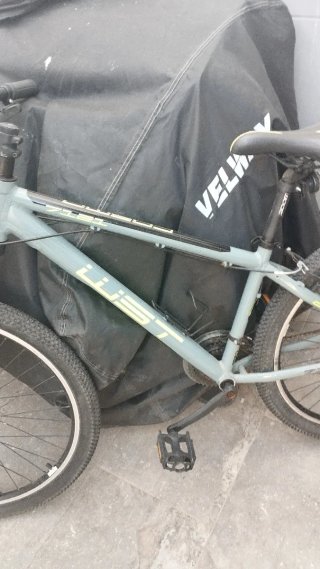 Bicicleta de montaña gris