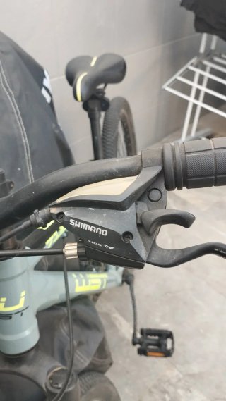 Bicicleta de montaña gris
