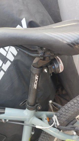 Bicicleta de montaña gris