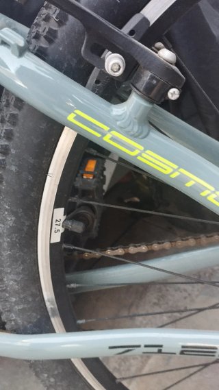 Bicicleta de montaña gris