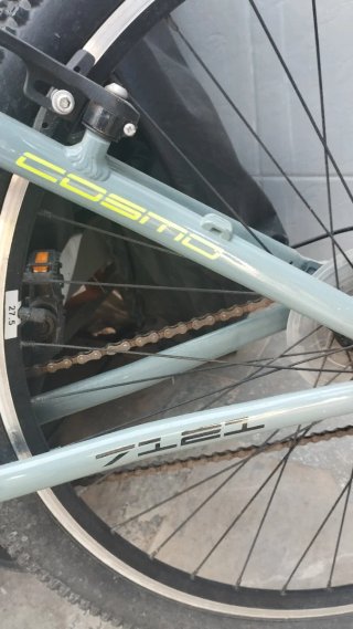 Bicicleta de montaña gris
