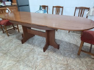 Mesa de comedor ovalada y 6 sillas