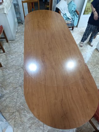 Mesa de comedor ovalada y 6 sillas