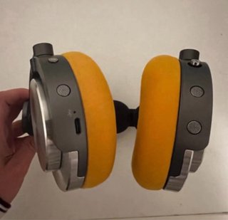Auriculares Dyson Naranja y Plata.