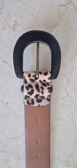 Cinturón de cuero con estampado animal