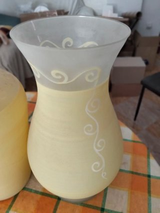 Dos jarrones de cristal decorados