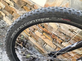 Bicicleta Specialized Gris Oscura.