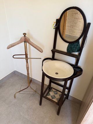 Lavabo antiguo y perchero de madera