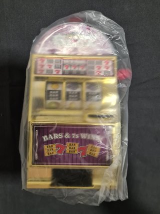 Máquina tragaperras de juguete dorada