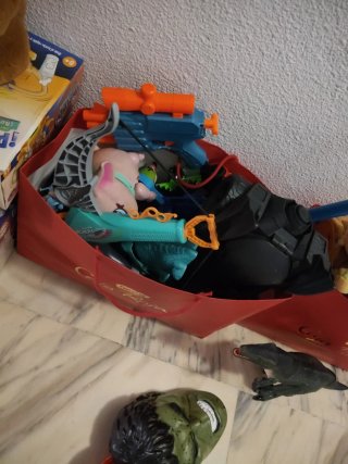 Lote de juguetes: dinosaurio, peluches,coche,juego