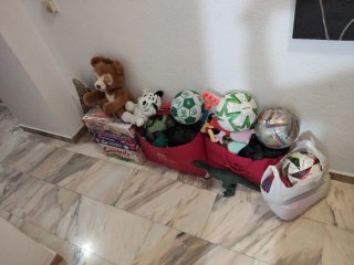 Lote de juguetes: dinosaurio, peluches,coche,juego