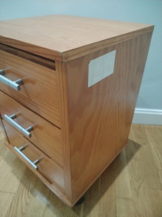 Cajonera de madera con 3 cajones. Con ruedas