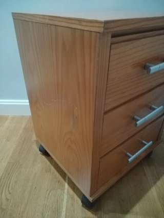 Cajonera de madera con 3 cajones. Con ruedas