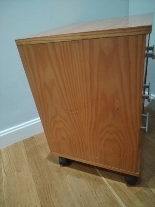 Cajonera de madera con 3 cajones. Con ruedas