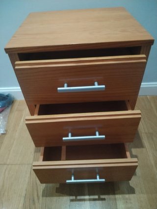 Cajonera de madera con 3 cajones. Con ruedas
